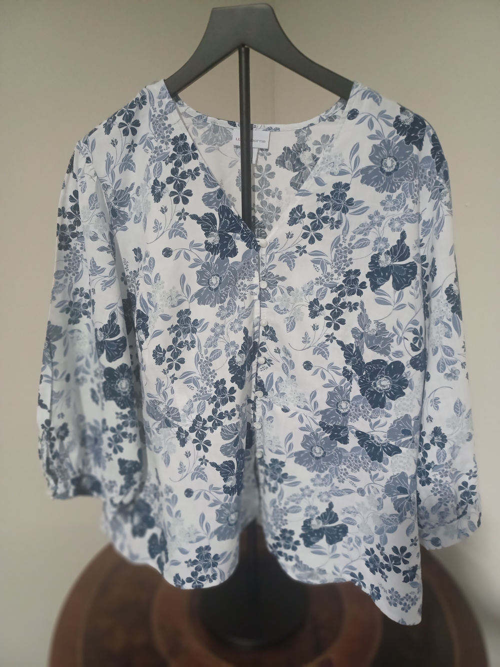 Liz Claiborne Navy Floral V-Neck Blouse on White